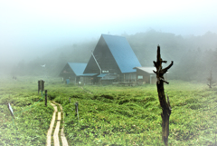 霧に佇む山小屋
