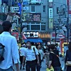 夕暮れ　ネオンに光灯るころ