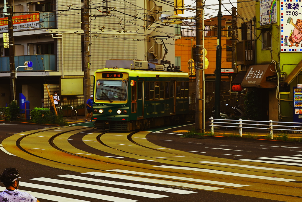 専用軌道から路面に出て来た