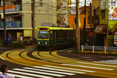 専用軌道から路面に出て来た