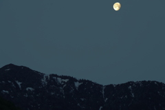 夜明け前　山の端と残月