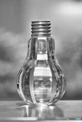 光りと遊ぶ　電球型ガラス花瓶