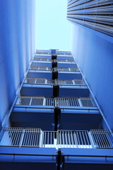 ビルの谷間を見上げると