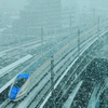 新幹線　雪幕に消えゆく