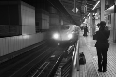 入線を出迎える　女性車掌さん