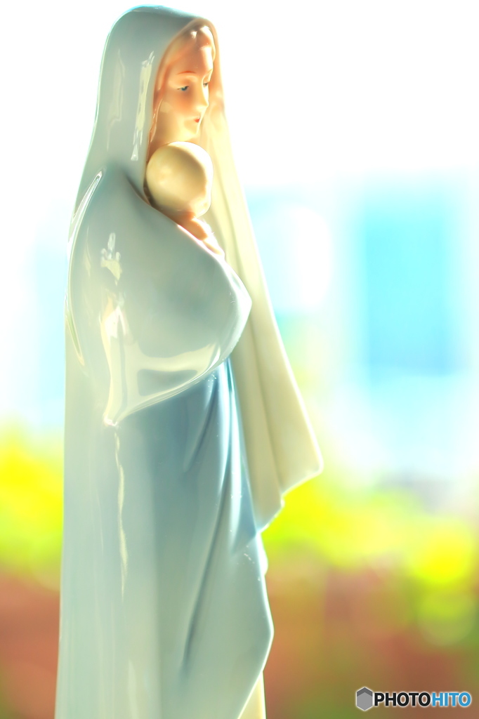 イエスを抱く聖母マリア　