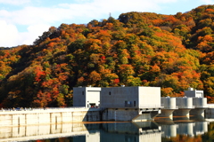 萌える山　と　重力コンクリートダム