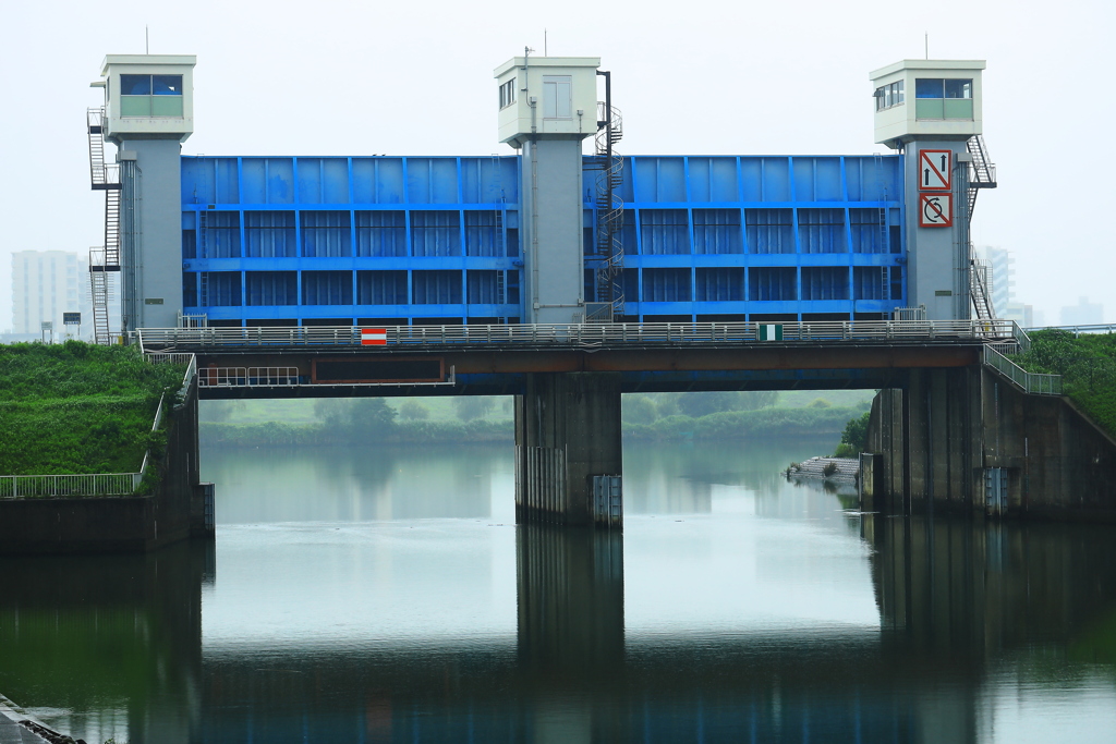 荒川奔流霞む　　芝川水門