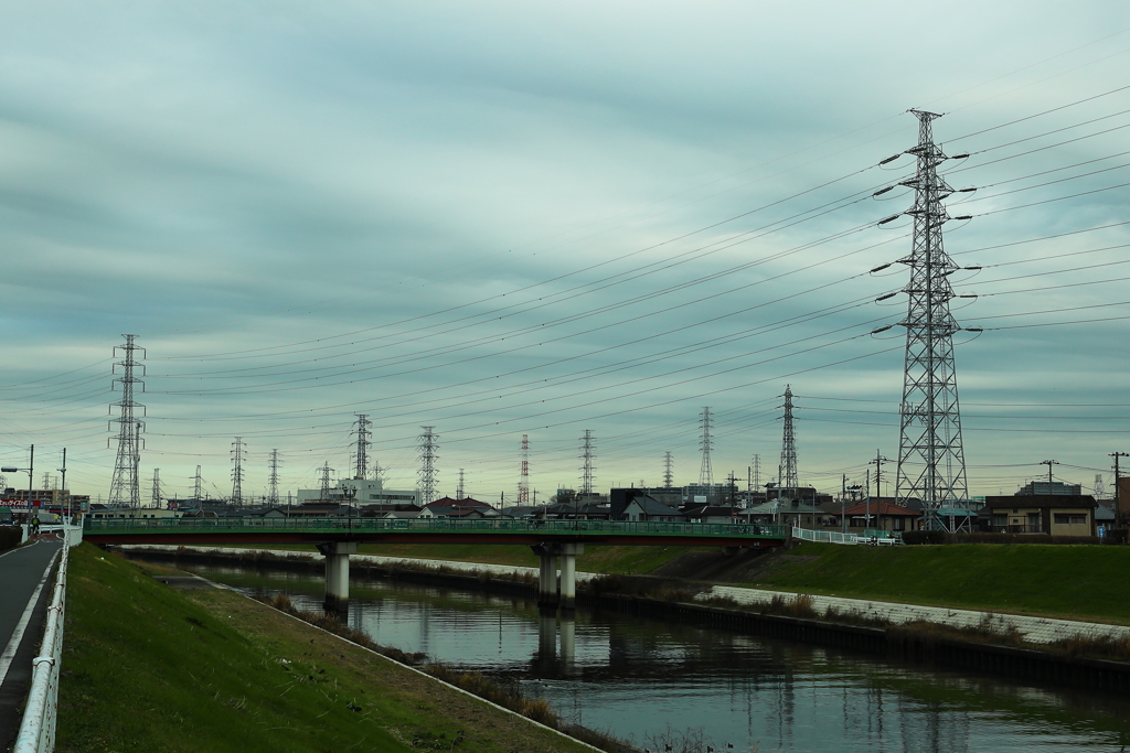 送電線鉄塔だらけの街・・・。