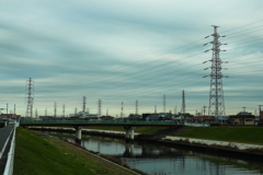 送電線鉄塔だらけの街・・・。