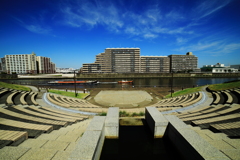 リバーフロント　と　半円形劇場