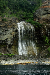 知床岬クルーズ　神の水の滝
