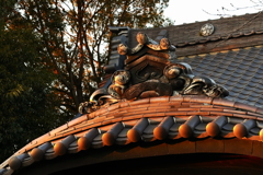 夕映えの唐破風棟鬼飾り（からはふむね　おにかざり）