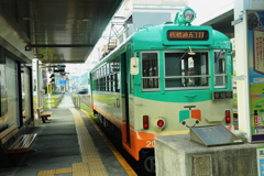 出発を待つ２番電車
