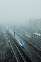 豪雨降りしきる白霧に突き進んで往く