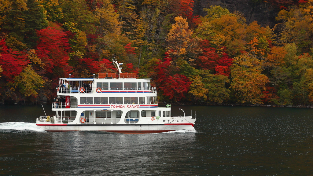 錦秋の屏風と白い船