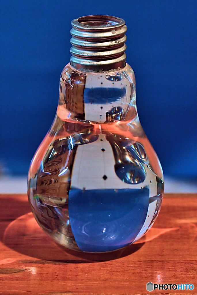 光りと遊ぶ　電球型ガラス花瓶　4