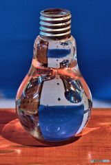 光りと遊ぶ　電球型ガラス花瓶　4