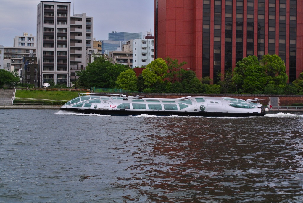 宇宙船、水上走行中…