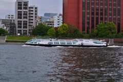 宇宙船、水上走行中…