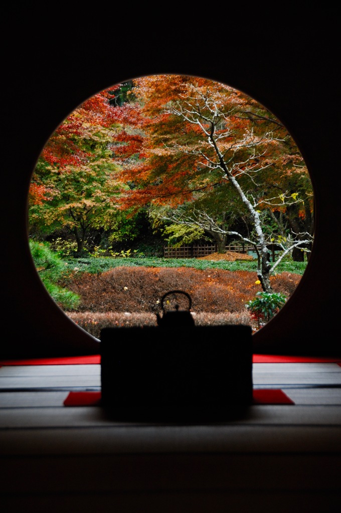 秋彩の円窓…１