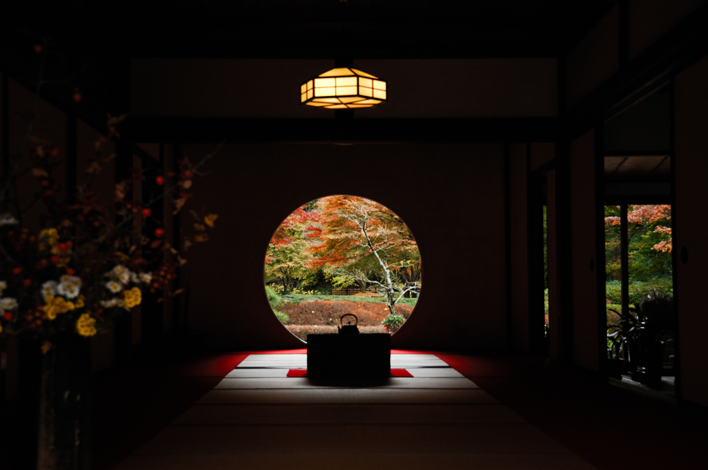 秋彩の円窓…２
