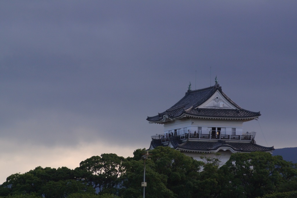 暗雲の天守閣…