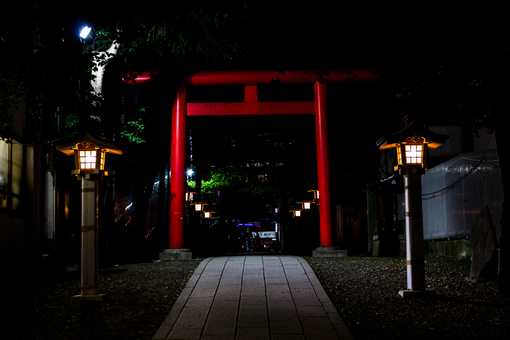 夜、朱色浮かび形を成す