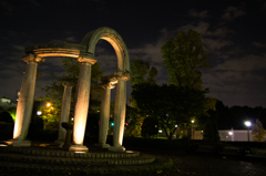 迎賓館前公園に建つ何か・・・