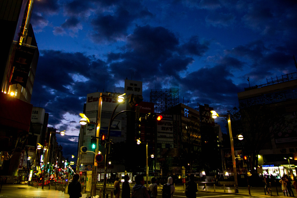 朝の新宿ALTA前