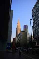 快晴にそびえる