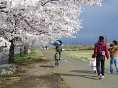 雨上がりコウモリ傘のお爺さん