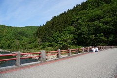 橋の上でランチ