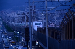 東へ。
