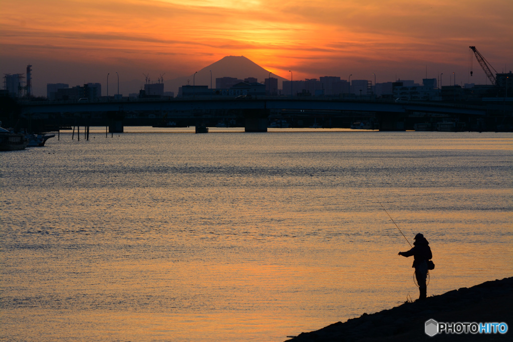 夕暮れの釣り人