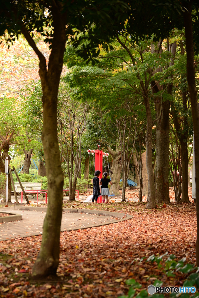 赤いブランコのある公園 By Tetsuzan Id 写真共有サイト Photohito