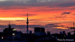 夕焼け空にそびえ立つ