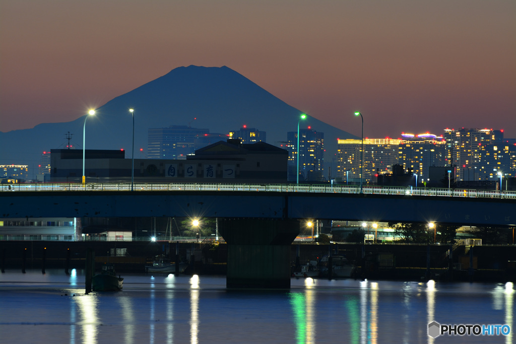 夕闇に浮かぶ富士