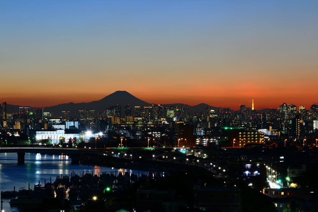 暮れなずむ富士山
