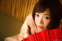 柔肌の熱き血潮に触れもみで