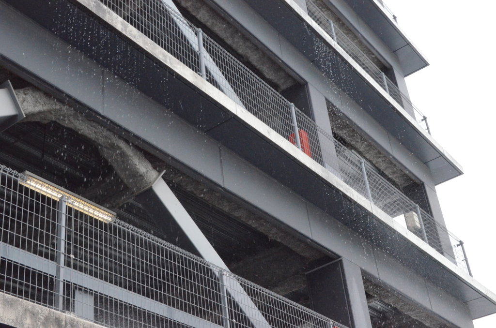 立体駐車場の雨