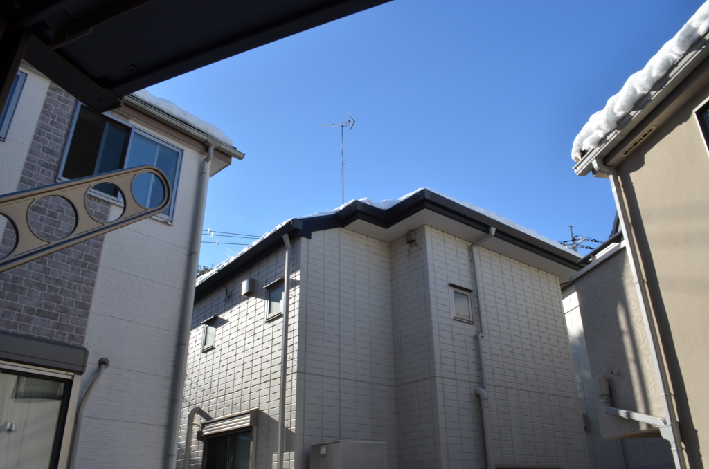 家と雪と青い空