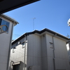 家と雪と青い空