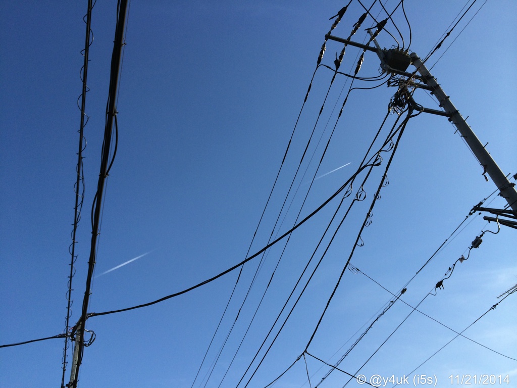 乾燥青空に飛行機雲〜電線は