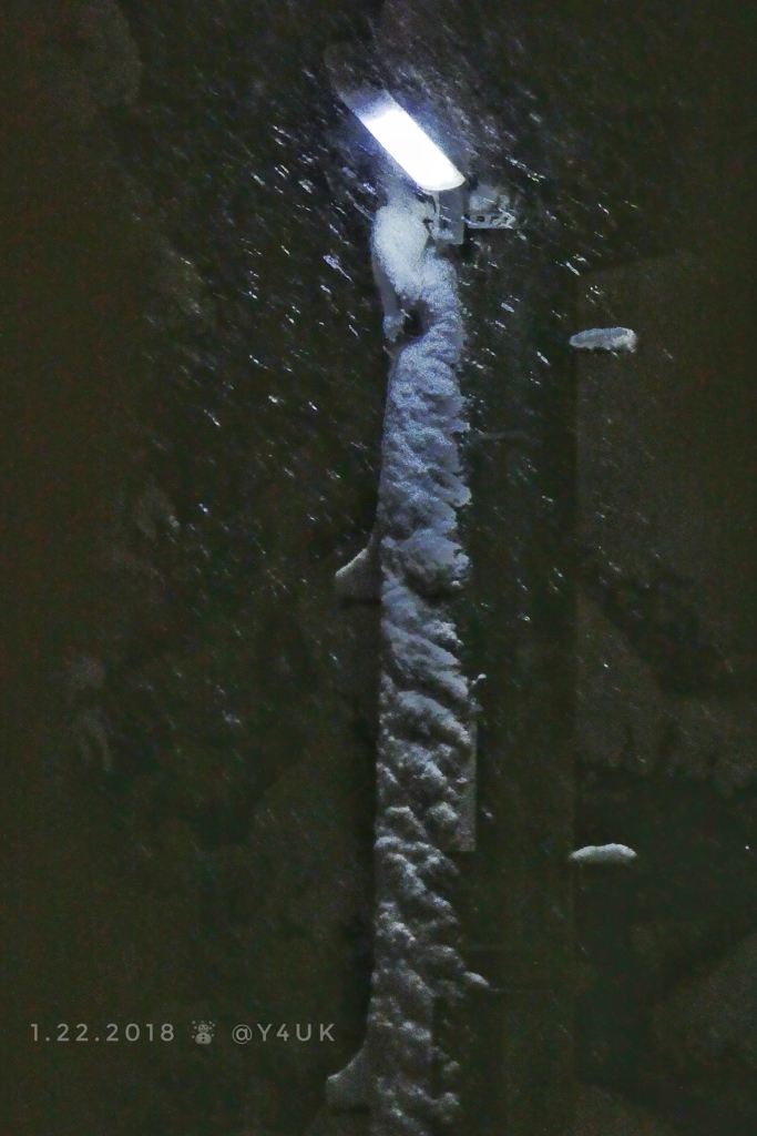 夜、電柱にも張り付く大雪を照らす街灯〜snow night light