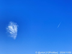 11.9_9:35冬晴れキャンバス飛行機雲！今季最低気温放射冷却4℃毎冬命の危険