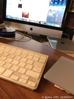 背丈あるテーブルでキーボード＋デスクにMac本体＝快適