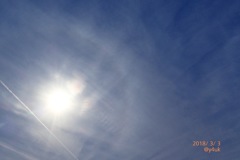 耳の日の空、飛行機雲＆日暈ハロのコラボ〜halo sky〜F8絞り優先