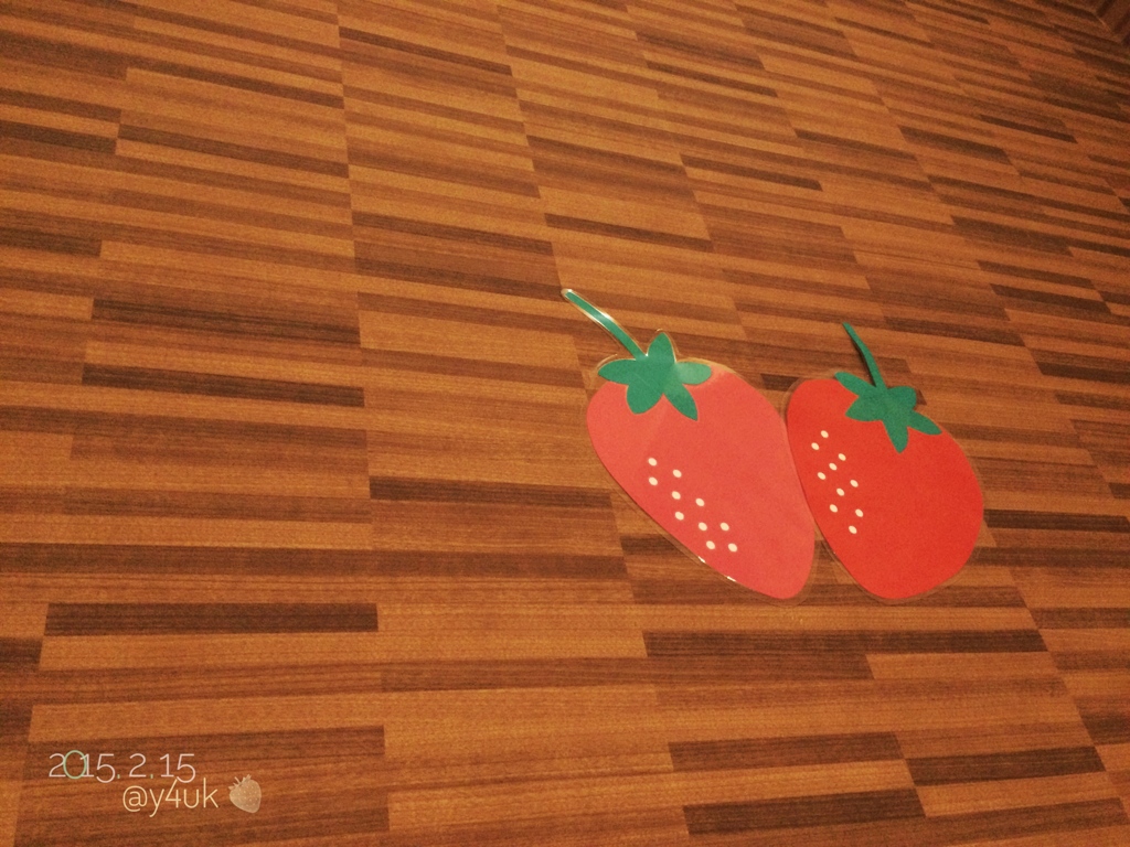 #いちごの日 〜壁に巨大苺〜15の日〜久しぶりのiPhone5sから