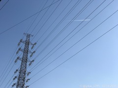 鉄塔と飛行機雲、青空バレンタインデー〜iPhone7Plus 57mm